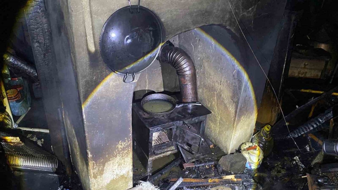 Bacadan çıkan yangında ev tamamen yanarak kullanılamaz hale geldi