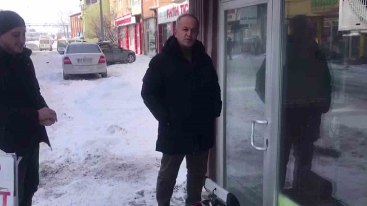 Sibirya soğukları esnafı zorladı: Donan kapı kilidini ısıtıcıyla açmaya çalıştı