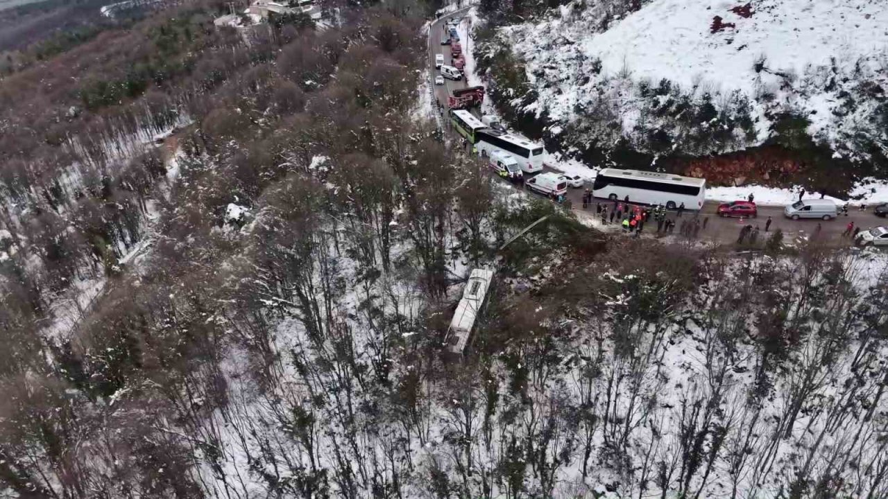 Kartepe’nin zirvesinden inerken otobüs şarampole uçtu: 22 yaralı