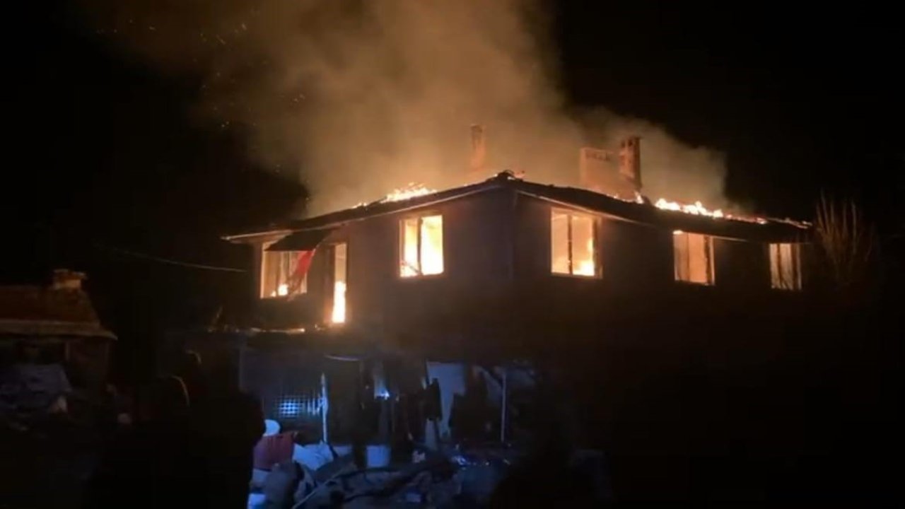 Bursa’da alevli gece...Köy evi alevlere teslim oldu