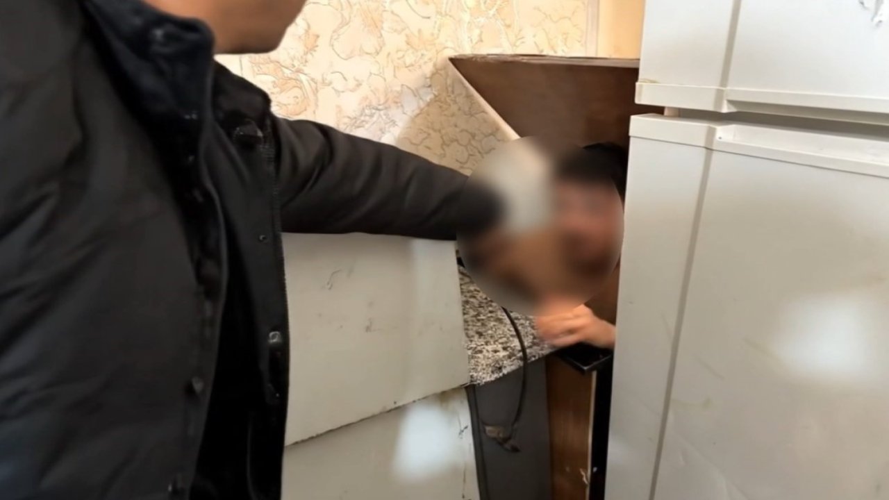 Gaziantep’te silahlı yağma suçundan aranan şahıs mutfak dolabında yakalandı