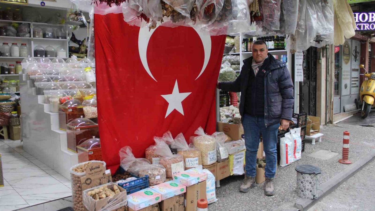 Aydınlı esnaftan ’5 metrelik’ bayrak tepkisi