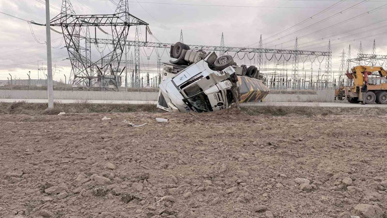 Devrilen tır karayolunu ulaşıma kapattı
