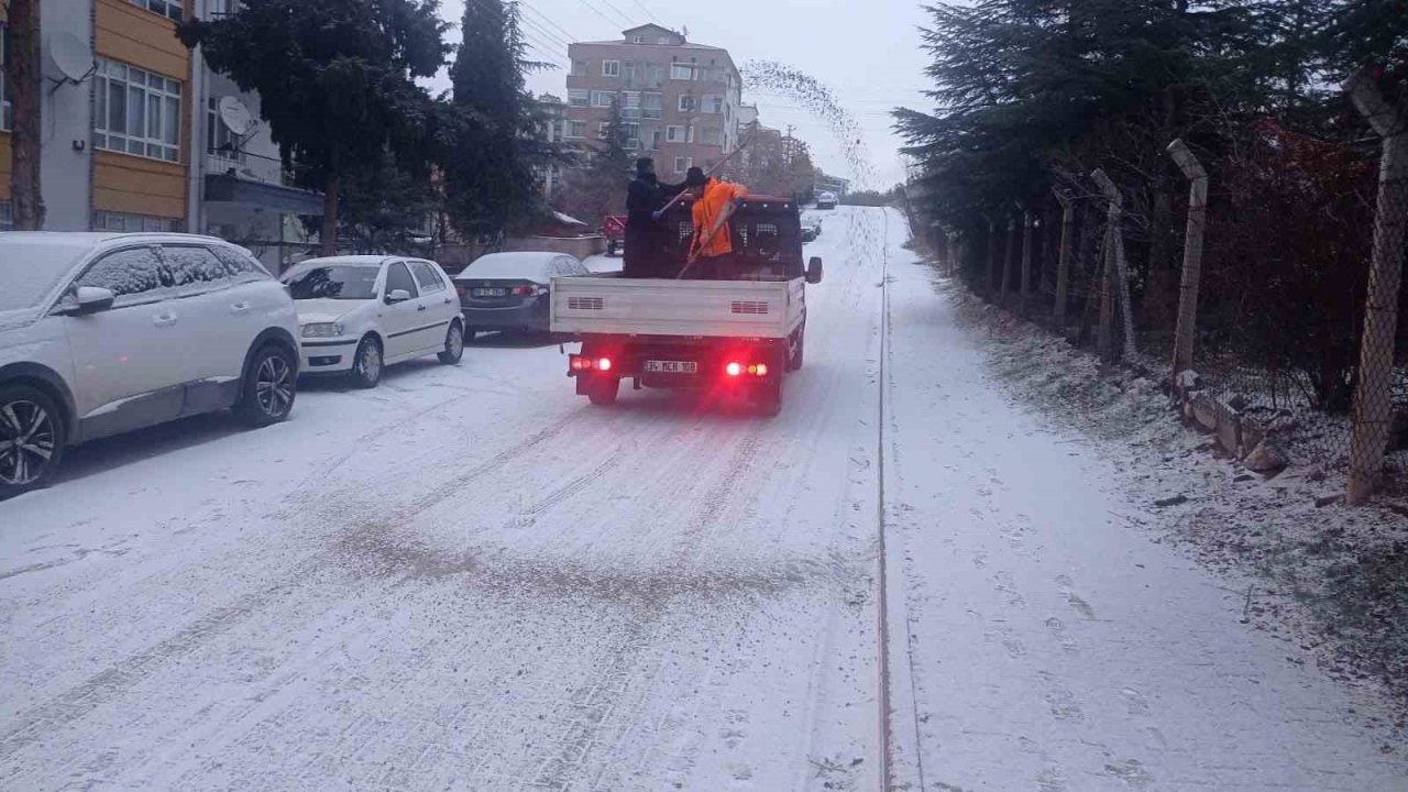Kırıkkale Belediyesi ekipleri kar mesaisinde
