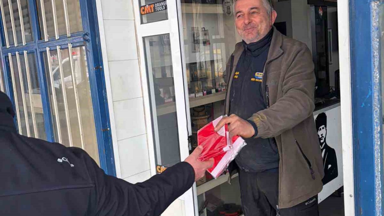 Muğla Büyükşehir Belediyesi Türk Bayrağı dağıtarak dayanışma mesajı verdi