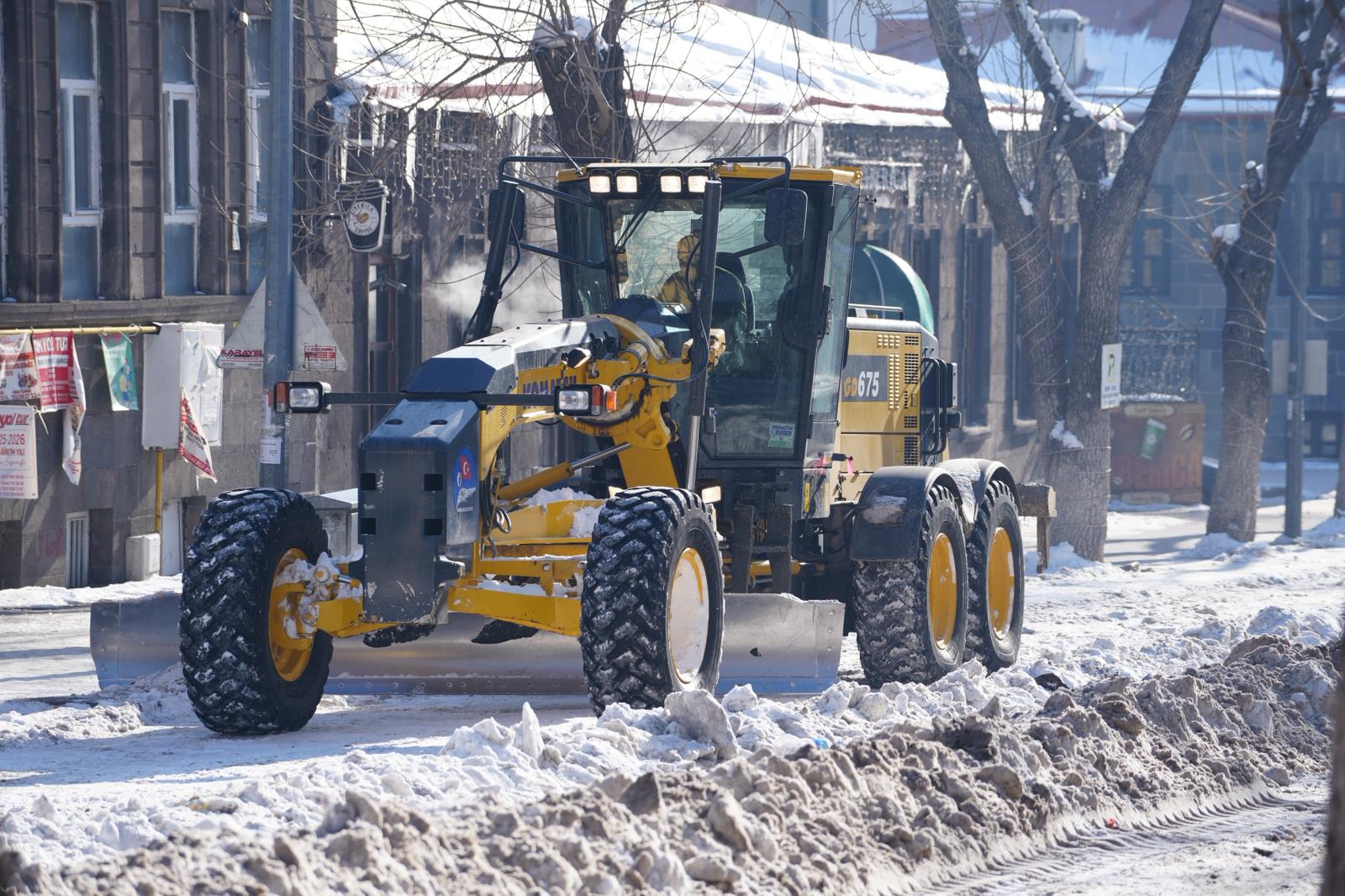 Kars’ta karla mücadele çalışmaları sürüyor