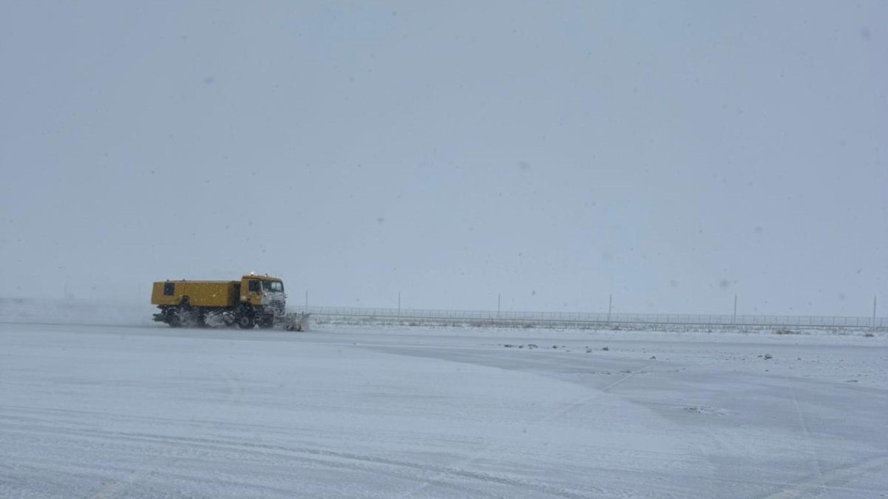 Şırnak’ta uçuşlara kar engeli