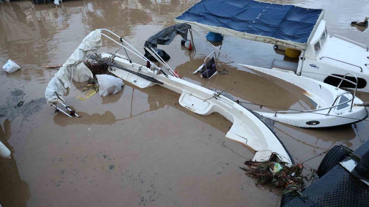 Sağanak yağış tekneleri batırdı