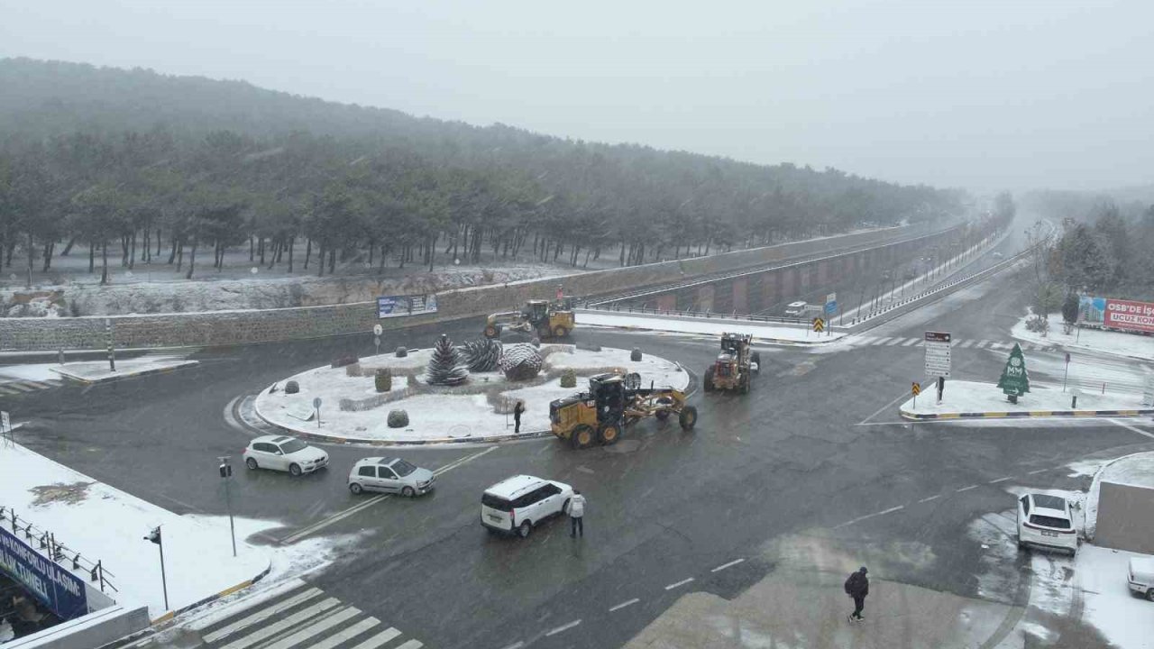 Gaziantep’te karla mücadele çalışmaları aralıksız devam ediyor