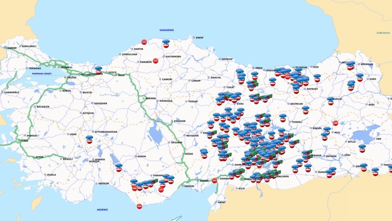Kuvvetli kar yağışı ülkenin doğusunda ulaşımı felç etti