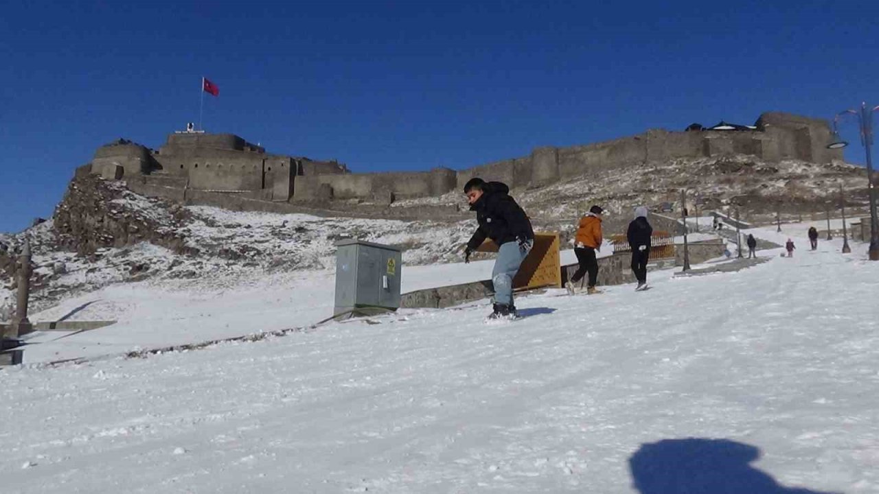 Kars’ta kızağını kapan kale yokuşuna koştu
