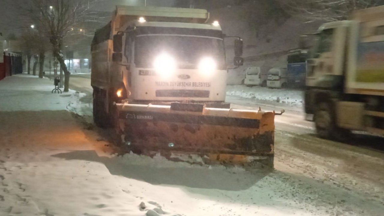 Mardin Büyükşehir Belediyesinden gece boyu karla mücadele