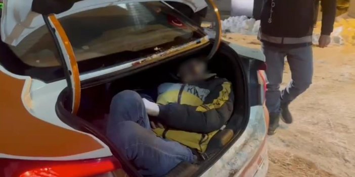 Kars’ta taksi bagajından düzensiz göçmen çıktı