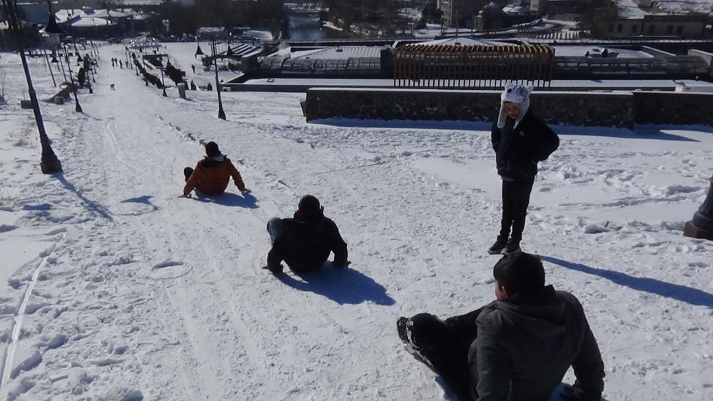 Kars'ta kızağını kapan kale yokuşuna koştu