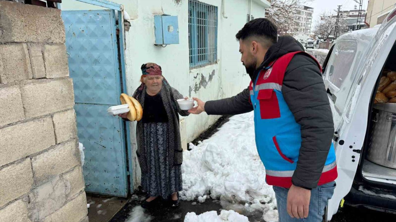 Araban’da yoğun kar yağışına rağmen 500 aileye sıcak yemek ulaştırıldı