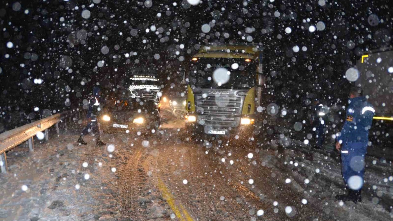 Antalya-Konya karayolunda kar yağışı yeniden başladı