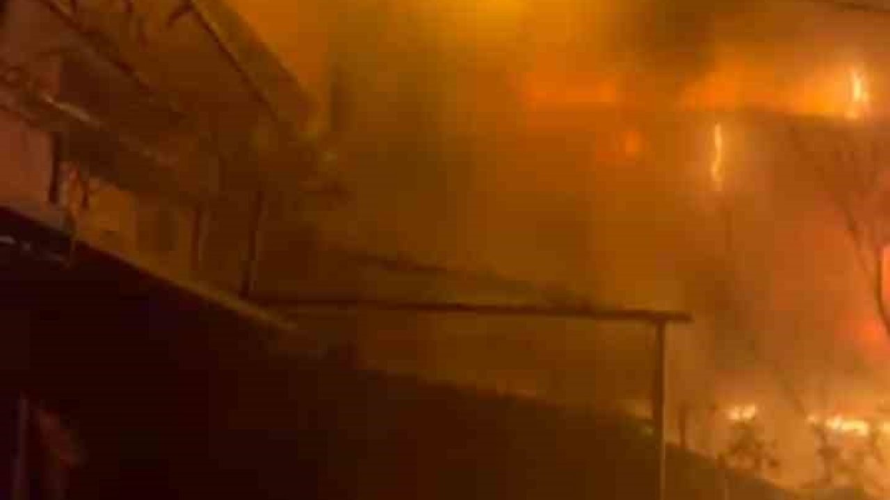 Sancaktepe’de ahşap baraka yangını korkuttu