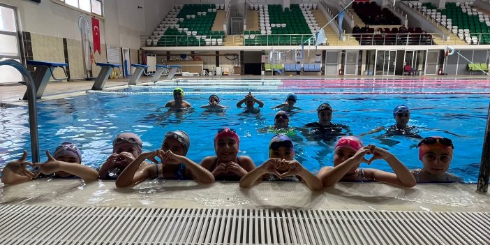 Kars’ta genç sporcular yüzme antrenmanlarıyla geleceğe hazırlanıyor