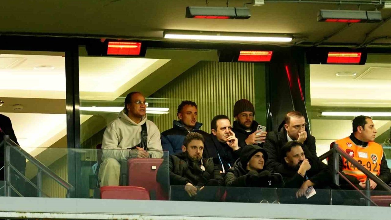 Galatasaray’ın yeni transferi Noa Lang tribünde