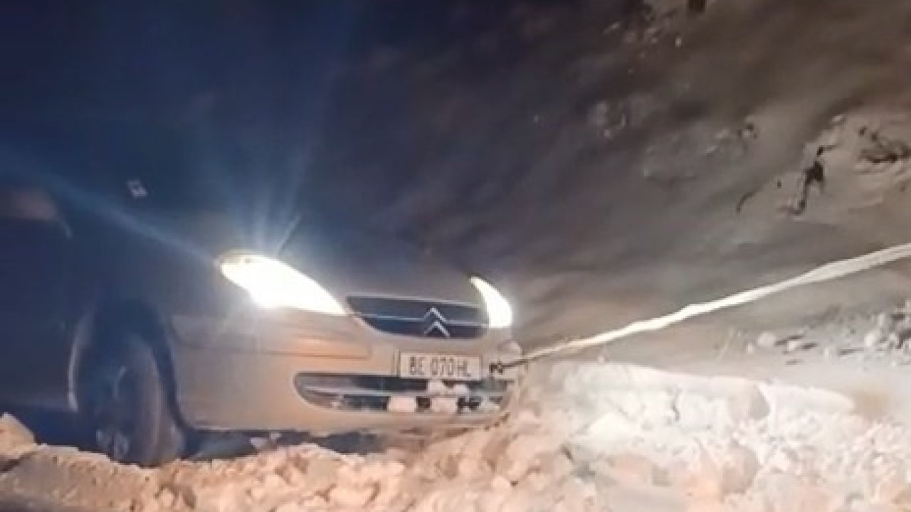 Elazığ’da yolda mahsur kalan araç kurtarıldı