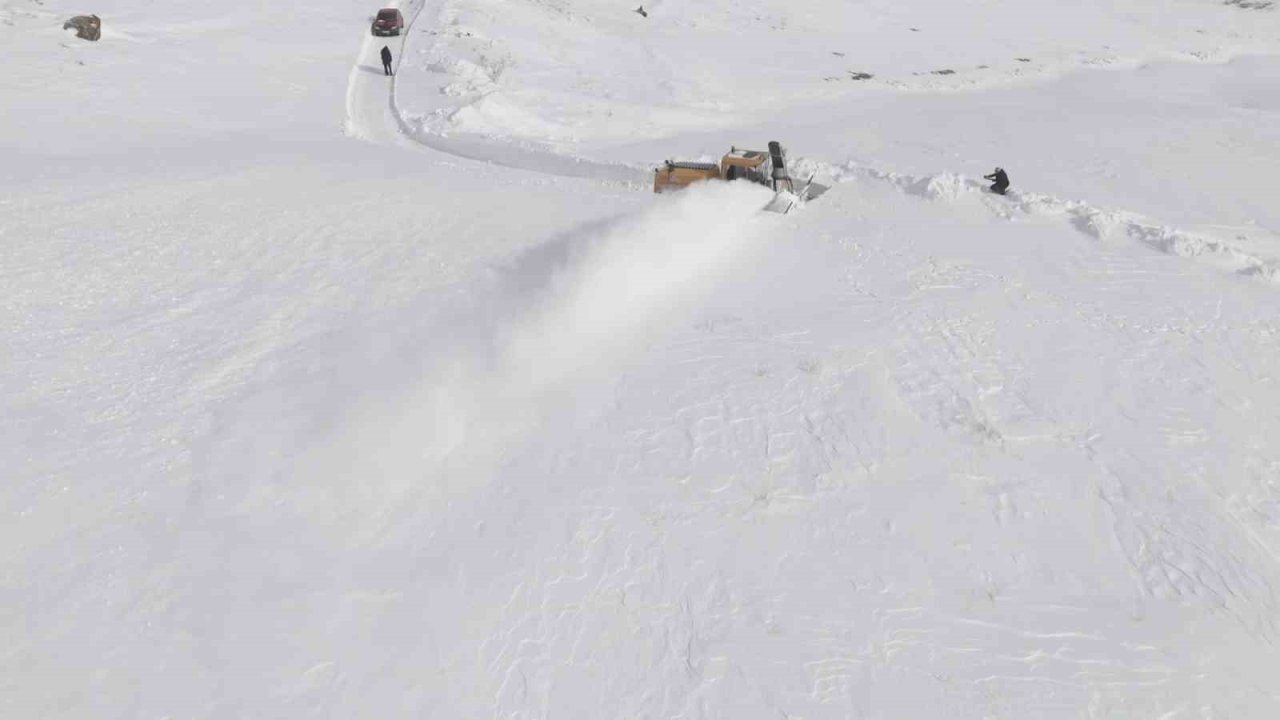 Aydınlar’da kar hayatı felç etti: Valilikten kar savurma makinesi desteği