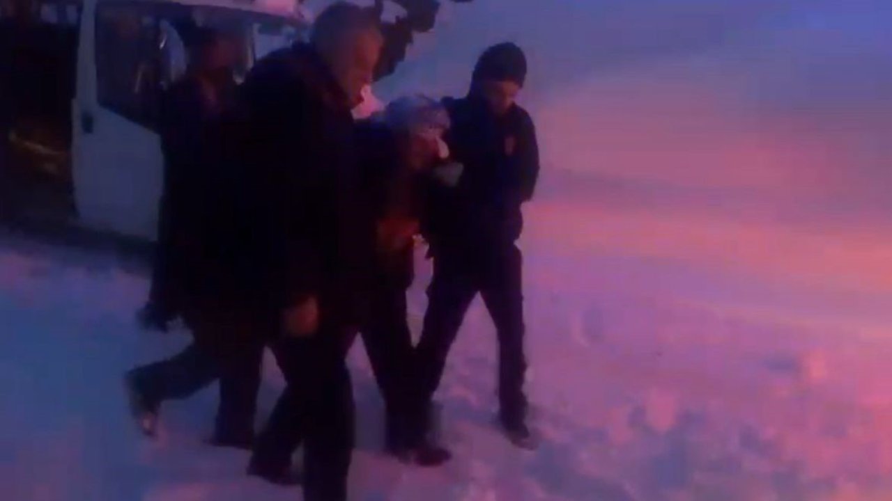 60 yaşındaki hasta 5 saat süren çalışmanın ardından hastaneye ulaştırıldı