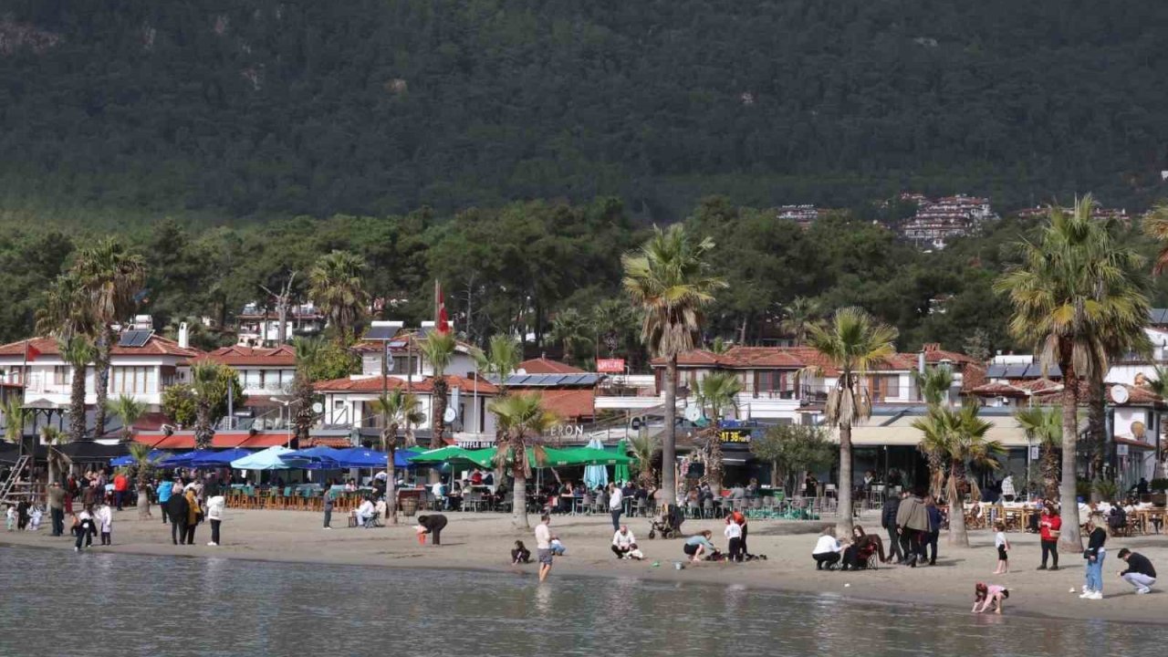 Akyaka’da güneşli hava sahilleri doldurdu