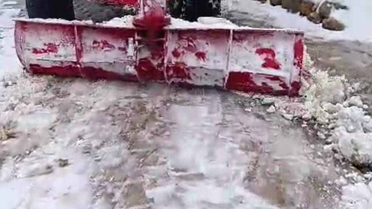Batman’da muhtar, yolun kapanmaması için traktörle kar birikintilerini temizledi