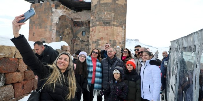 Vali Ziya Polat Ani Ören Yeri’nde Ziyaretçilerle Buluştu