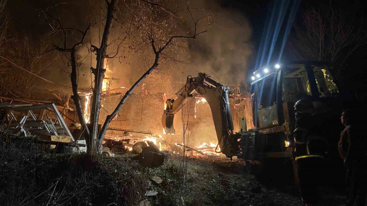 Çorum’da çıkan yangın ev ve depoyu kullanılamaz hale getirdi