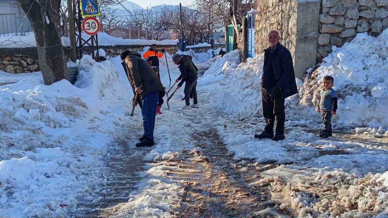 Diyarbakır’da vatandaşlar karla kapanan yolları kendi imkanları ile açtı