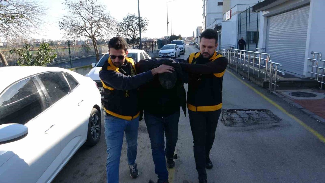 Adana’da kaskla servis aracının camını kıran sürücü serbest kaldı