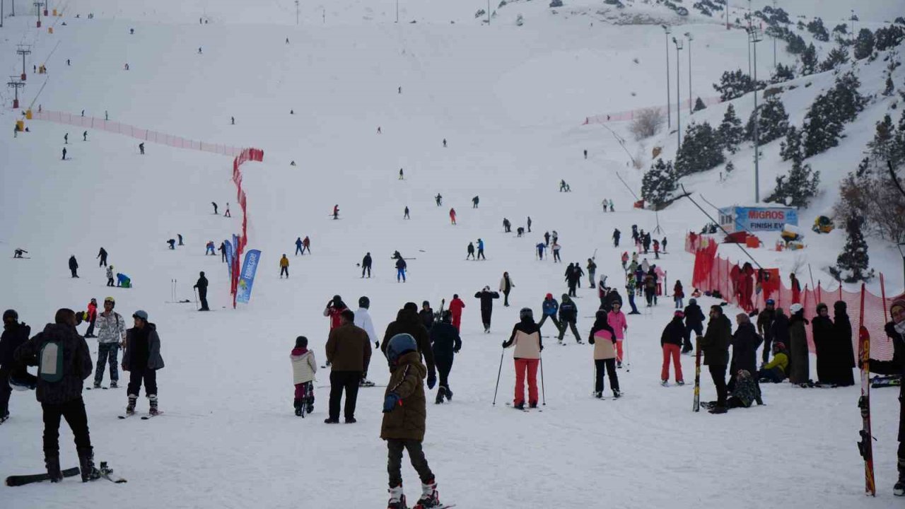 Rap müziğin yıldızı Çakal Ergan Kayak Merkezi’nde