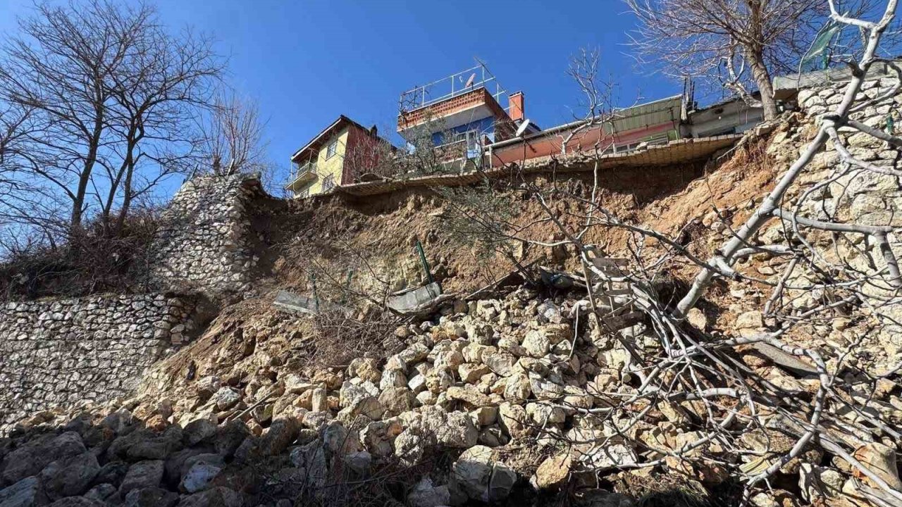 Çöken istinat duvarı iki aracı yuttu