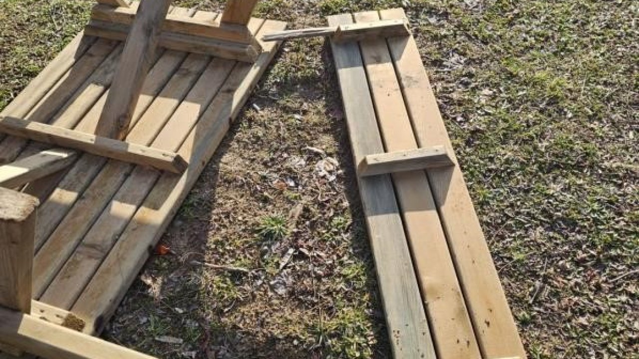 Bilecik’te kamuya ait banklara zarar verildi