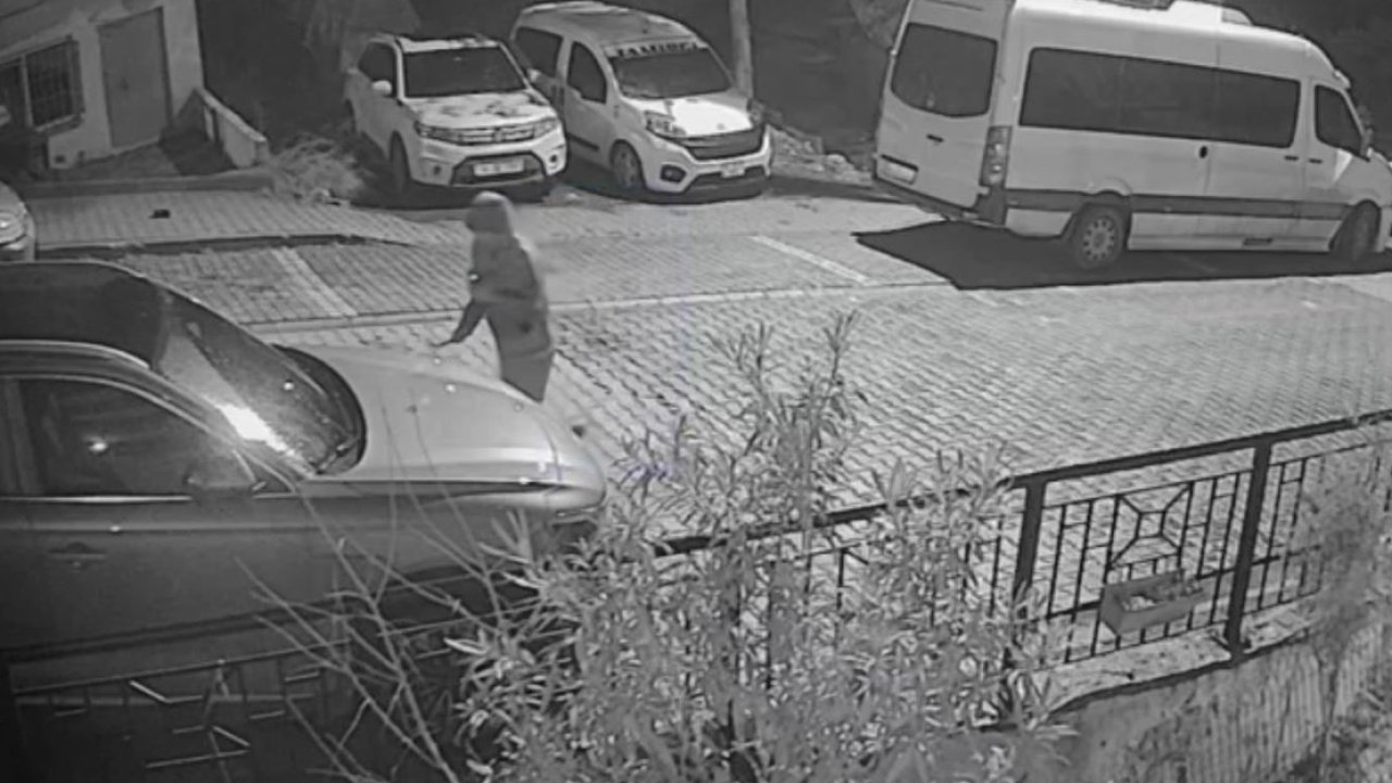 Başakşehir’de gece yarısı levyeli saldırı: Park halindeki aracı parçaladı