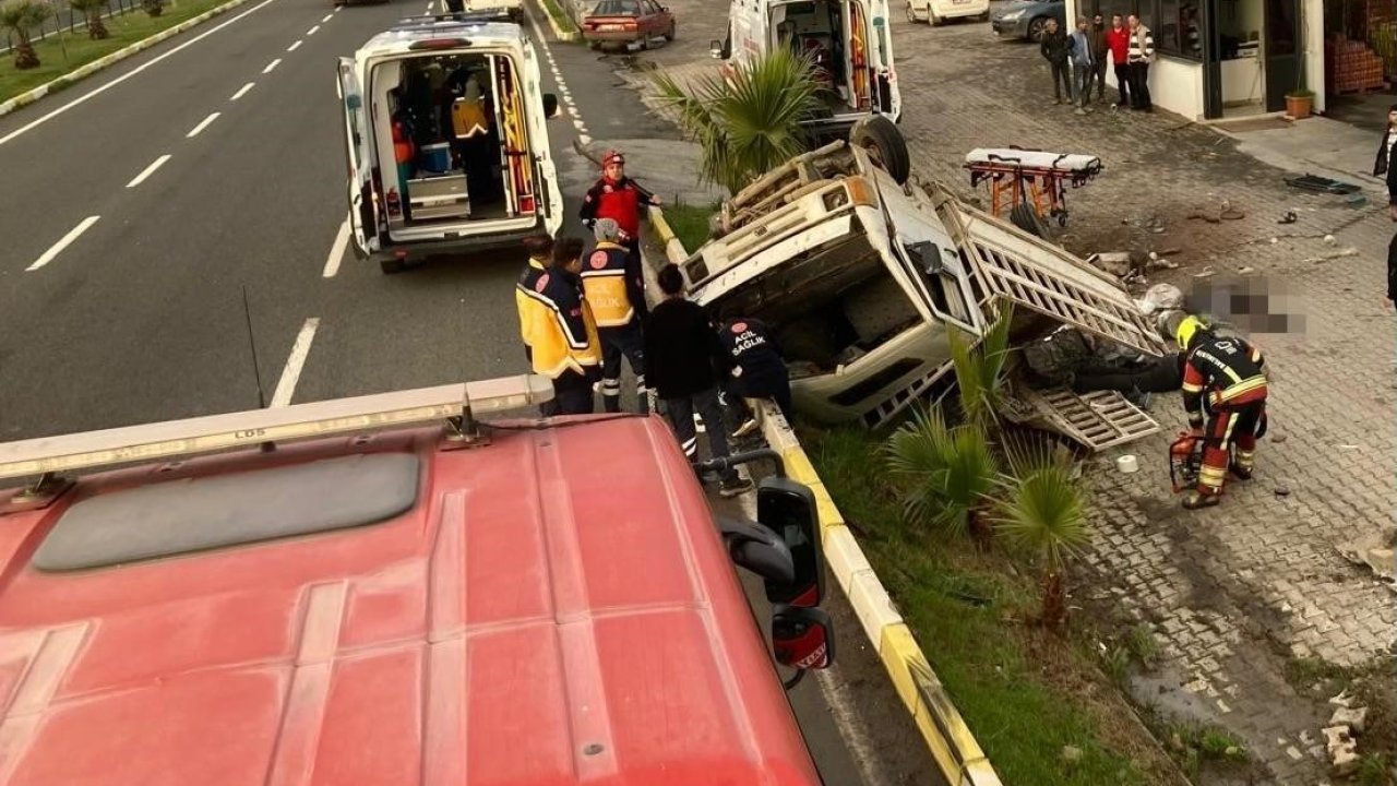 Edremit’te kamyonet bariyerlere girdi: 2 ölü, 1 yaralı