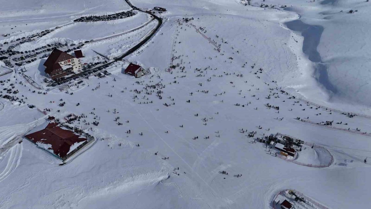 Hesarek Kayak Merkezi’nde yoğunluk: Ziyaretçiler karın keyfini çıkardı