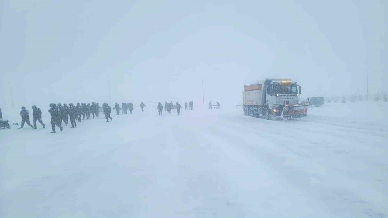 Bayburt’ta kar nedeniyle yolda kalan sürücülerin yardımına ekipler yetişti