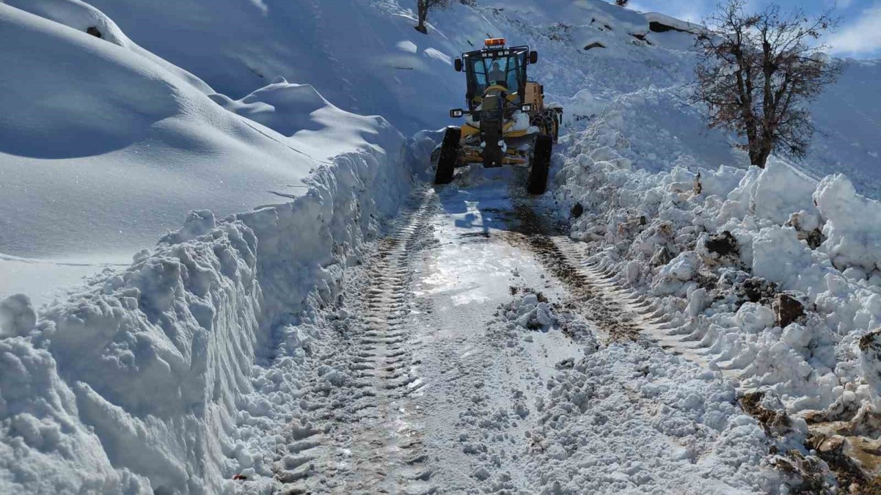Diyarbakır’da kapalı yolların açılması için çalışmalar sürüyor