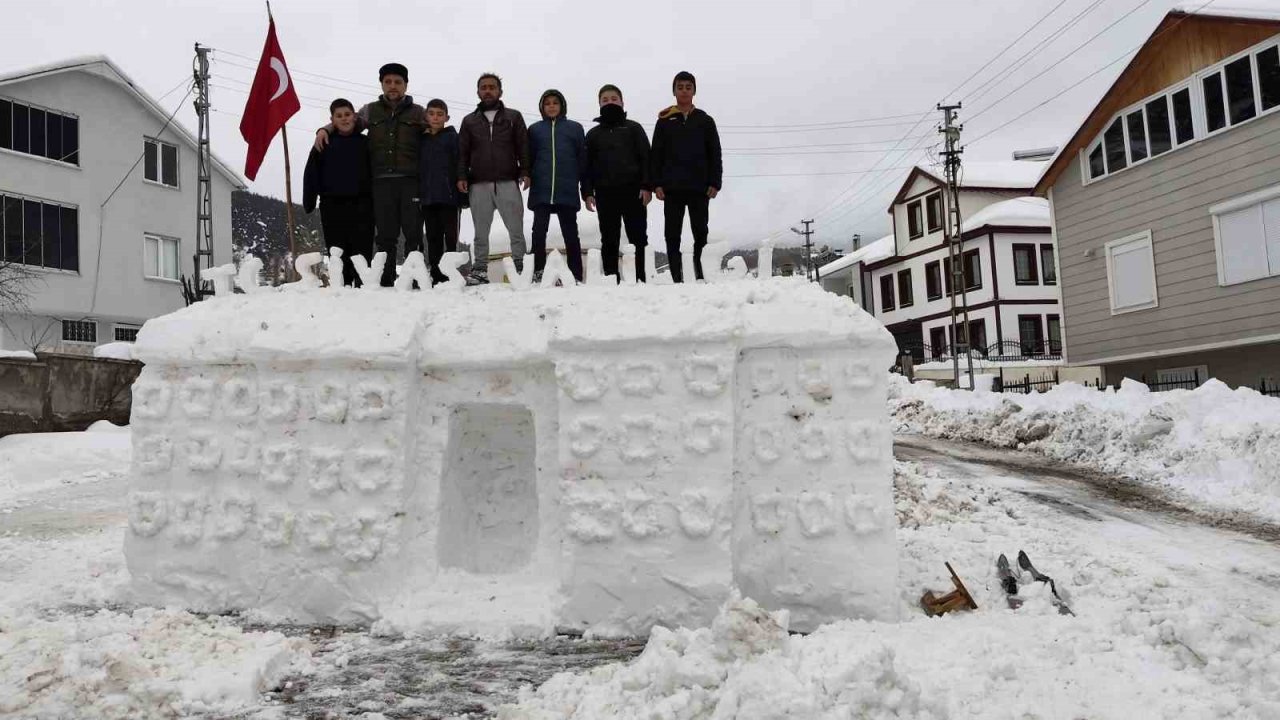 Şimdi de tarihi valilik binasını köylerine taşıdılar