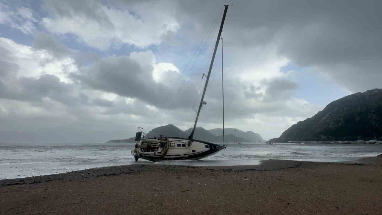 Marmaris’te şiddetli fırtına ve sağanak yağış etkili oluyor