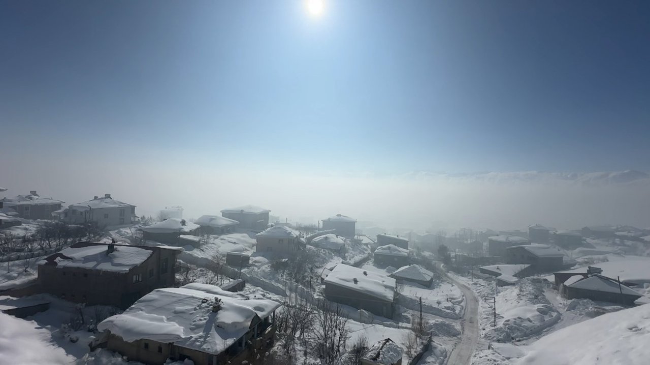 Yüksekova’da buz sarkıtları 3 metreyi aştı