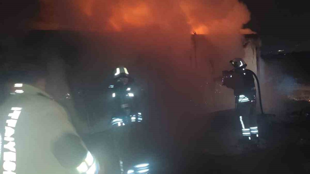 Hatay’da konteyner alevlere teslim oldu