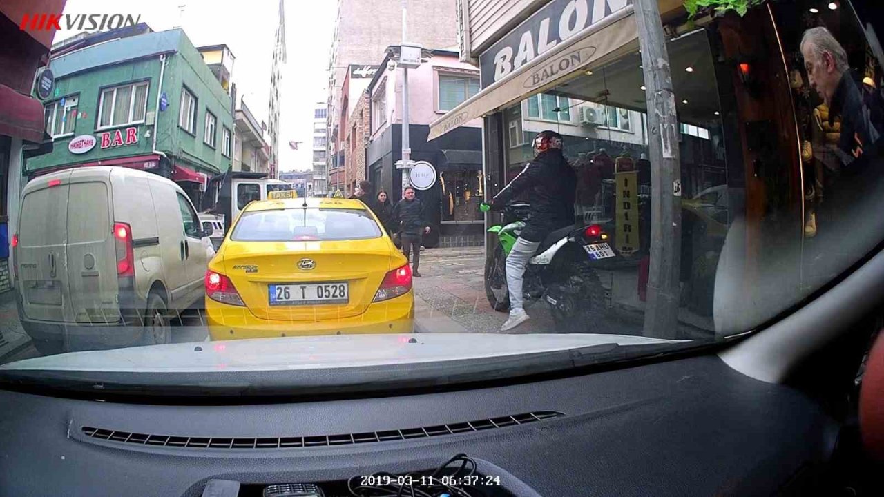 Trafikte kırmızı ışıkta beklememek için kaldırıma çıktı