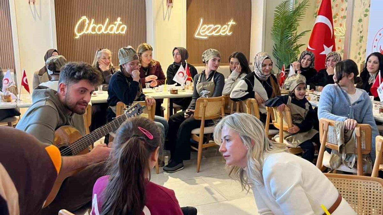 Kars Kızılay’dan sevgi evlerinde kalan çocuklara çikolata etkinliği