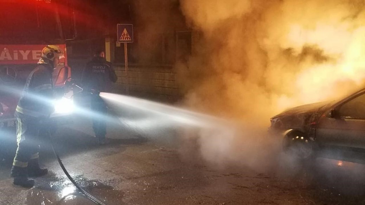 Sarayköy’de park halindeki otomobil alevlere teslim oldu