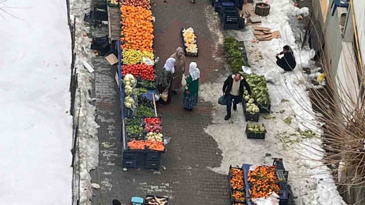 Kulp’ta kar engeli aşıldı, salı pazarı üç haftanın ardından açıldı