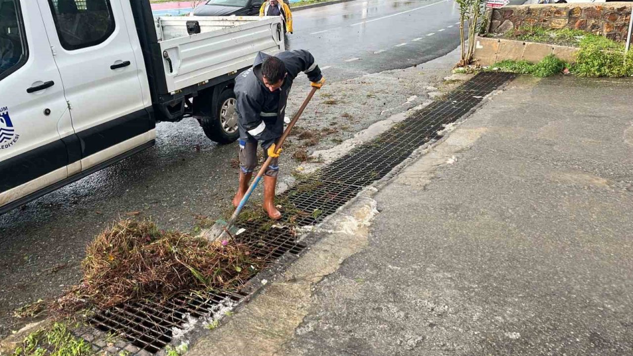 Belediye ekiplerinden fırtına ve yağış mesaisi