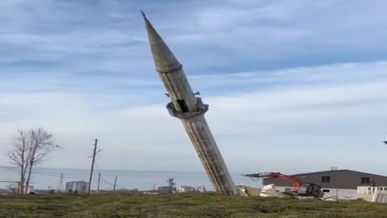 Yenisi yapılınca eski caminin minaresi kontrollü bir şekilde yıkıldı